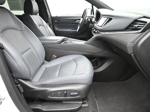 Used 2024 Buick Enclave Premium image 7