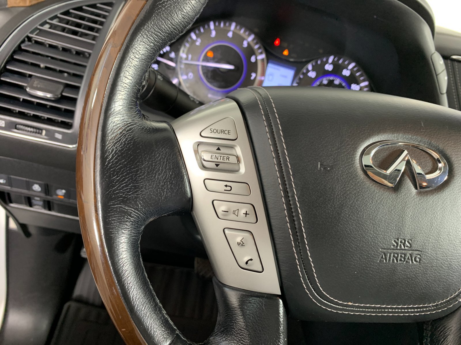 Used 2018 INFINITI QX80 4WD w/ Deluxe Technology Package image 18