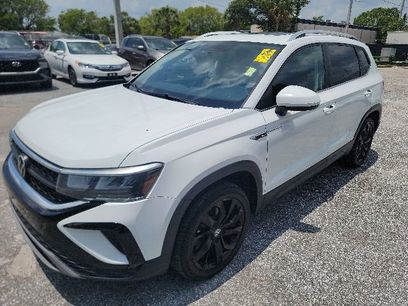 Used 2022 Volkswagen Taos SE w/ Panoramic Sunroof Package