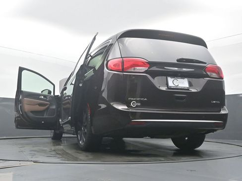 Used 2018 Chrysler Pacifica Limited image 60