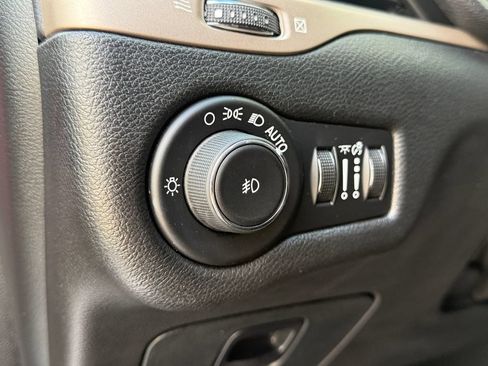 Used 2015 Jeep Cherokee Latitude w/ Cold Weather Group AWD/4WD image 24