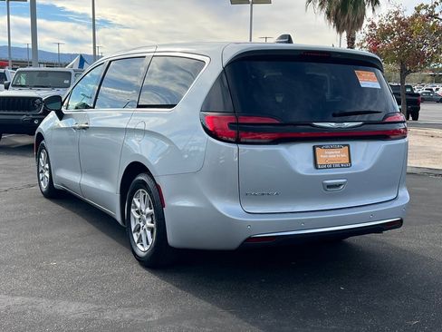 Certified 2024 Chrysler Pacifica Touring-L image 4