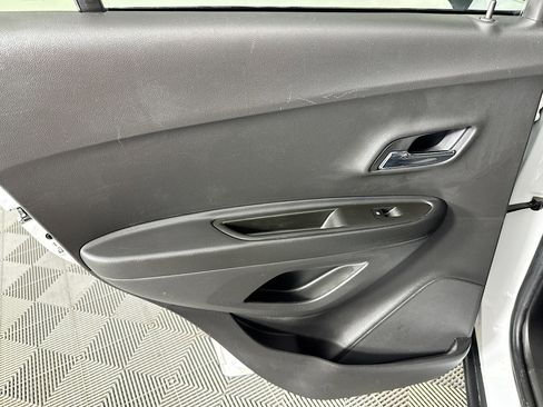 Used 2021 Chevrolet Trax LT w/ LT Convenience Package image 36