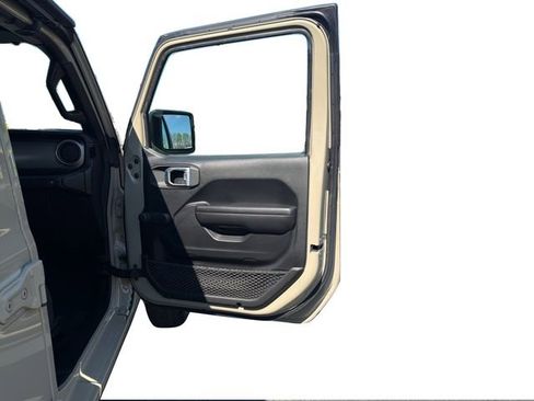 Used 2020 Jeep Gladiator Sport image 23