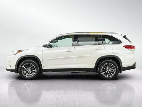 Used 2019 Toyota Highlander XLE AWD/4WD image 2