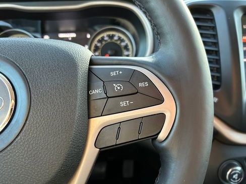 Used 2015 Jeep Cherokee Limited image 17