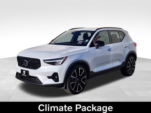 Certified 2023 Volvo XC40 B5 Ultimate w/ Climate Package image 5