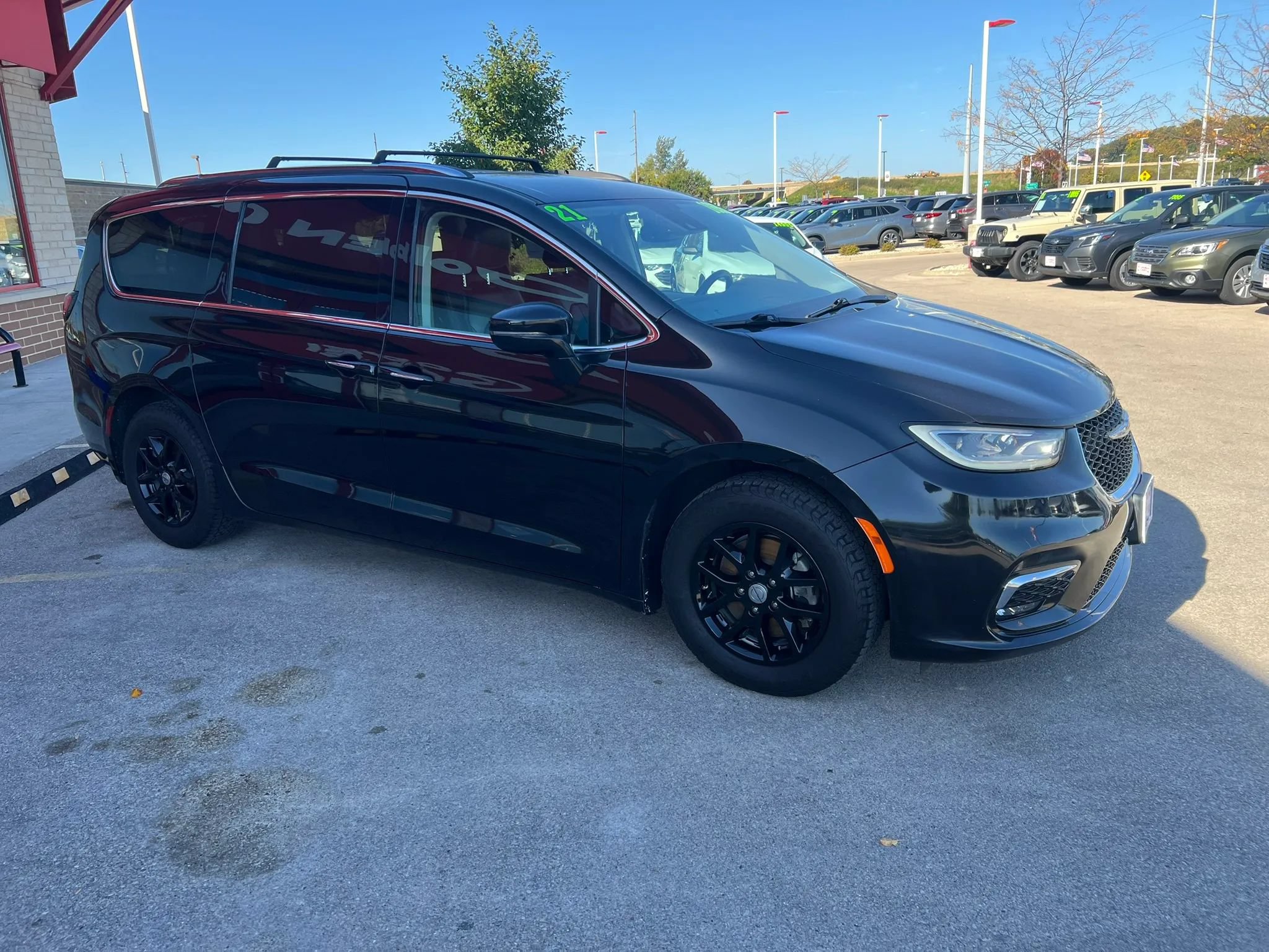 Used 2021 Chrysler Pacifica Touring-L FWD image 3