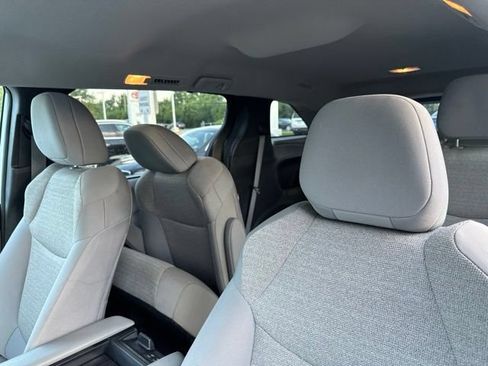 Used 2025 Toyota Sienna LE FWD image 7