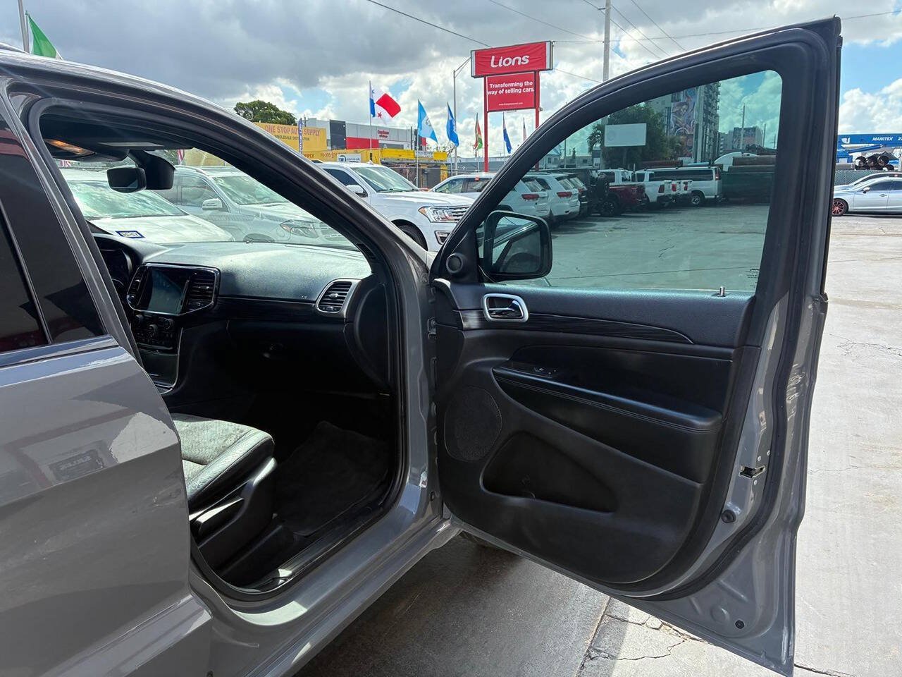 Used 2019 Jeep Grand Cherokee Altitude AWD/4WD image 10