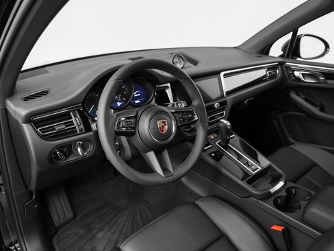 Certified 2025 Porsche Macan image 4