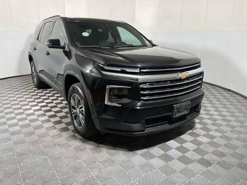 Used 2024 Chevrolet Traverse LT AWD/4WD image 2
