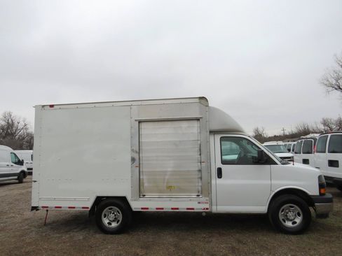 Used 2019 Chevrolet Express 3500 w/ Driver Convenience Package RWD image 4