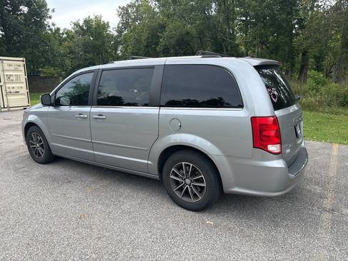 Used 2017 Dodge Grand Caravan SXT FWD image 4
