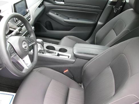 Used 2025 Nissan Altima 2.5 SV FWD image 13
