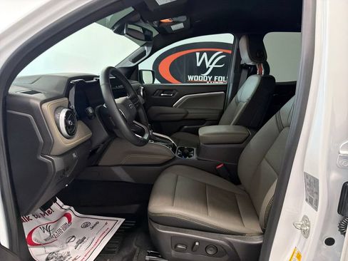 Used 2025 Chevrolet Colorado ZR2 w/ Midnight Edition AWD/4WD image 9
