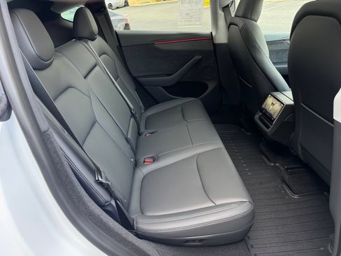 Used 2026 Tesla Model Y 2WD image 28