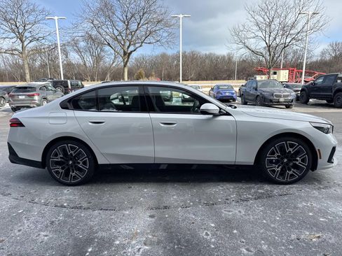 New 2026 BMW 550e xDrive w/ Premium Package image 4