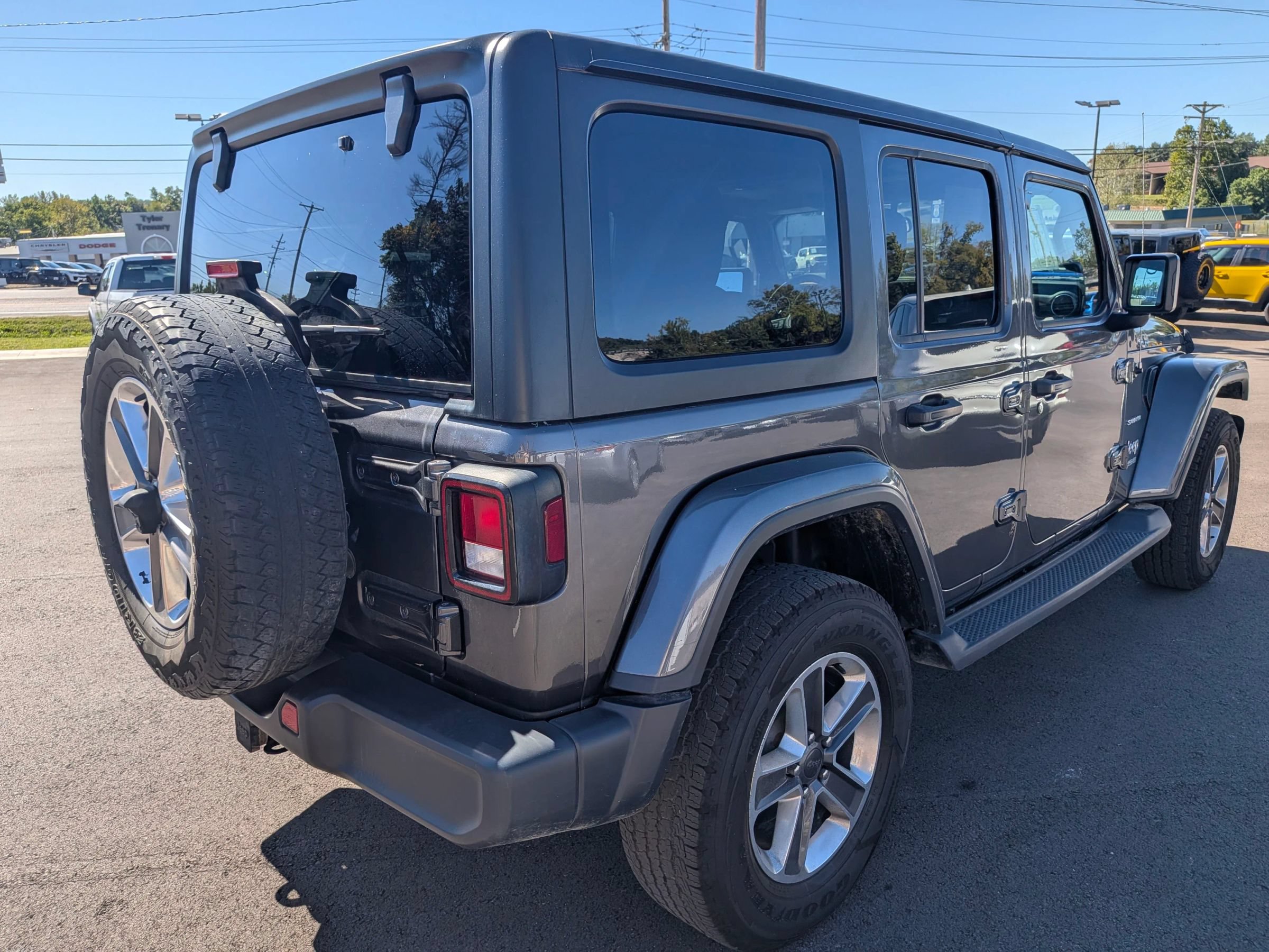 Used 2018 Jeep Wrangler Unlimited Sahara AWD/4WD image 6