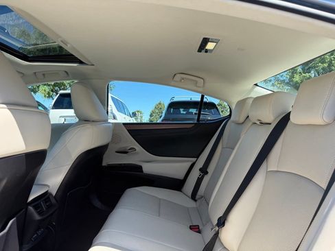 Used 2024 Lexus ES 300h w/ Premium Package FWD image 16