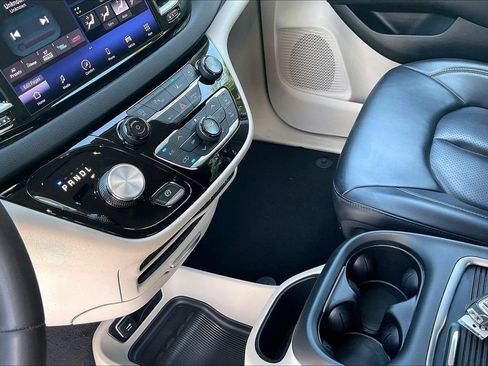 Used 2023 Chrysler Pacifica Touring-L FWD image 18