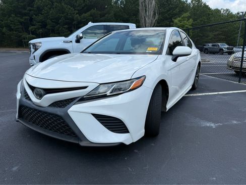Used 2018 Toyota Camry SE FWD image 1