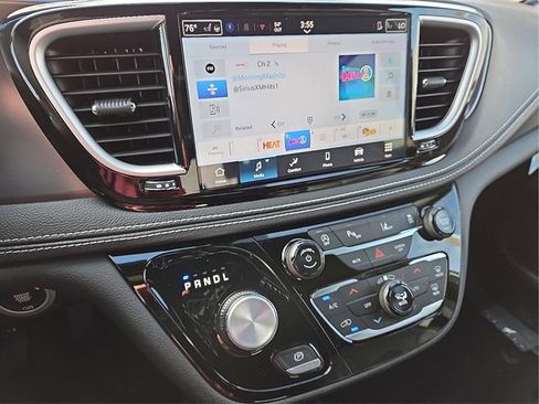 New 2026 Chrysler Pacifica Select image 16