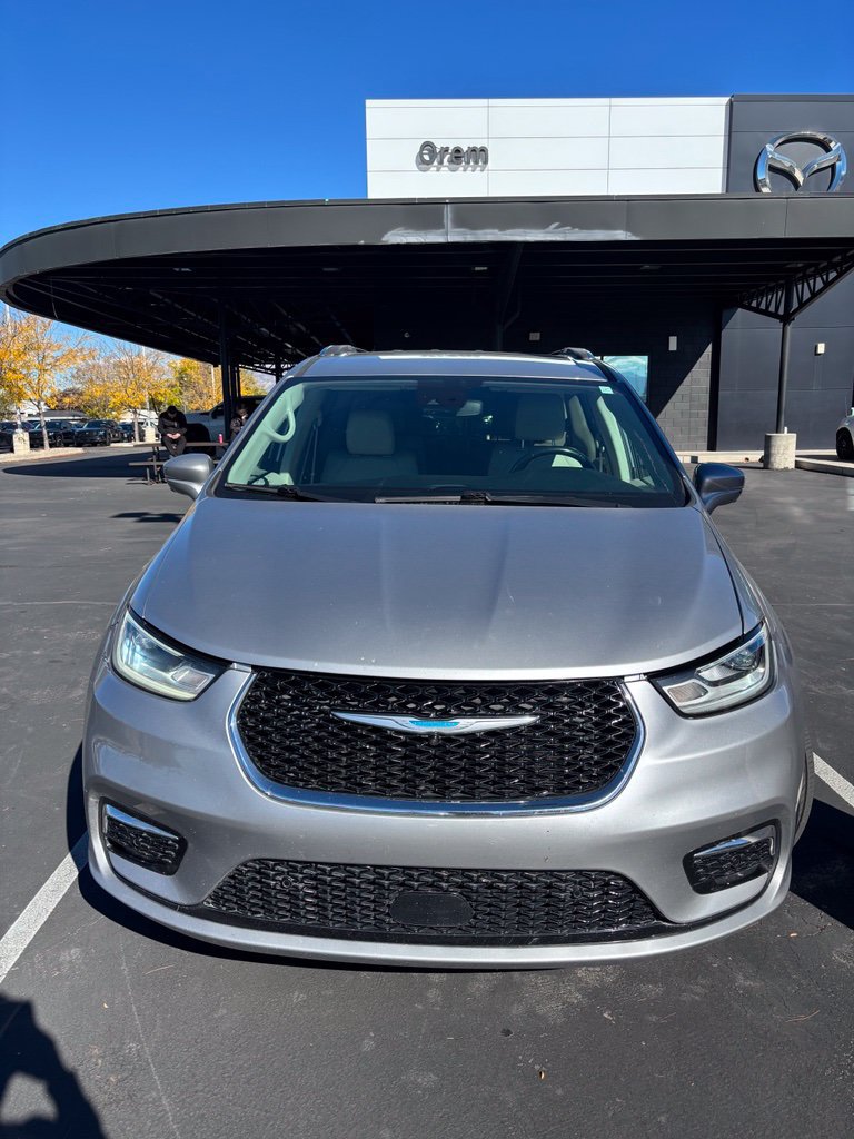 Used 2021 Chrysler Pacifica Touring-L FWD image 2