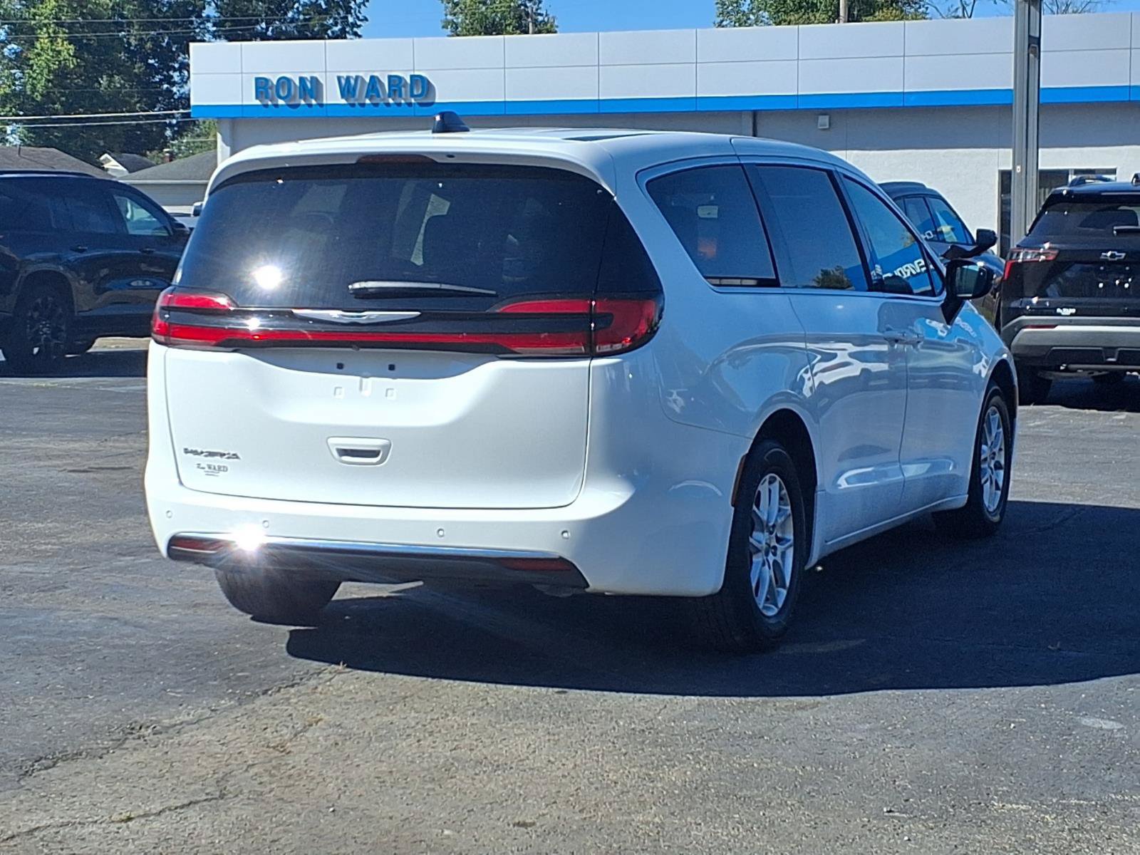 Used 2025 Chrysler Pacifica Select FWD image 24