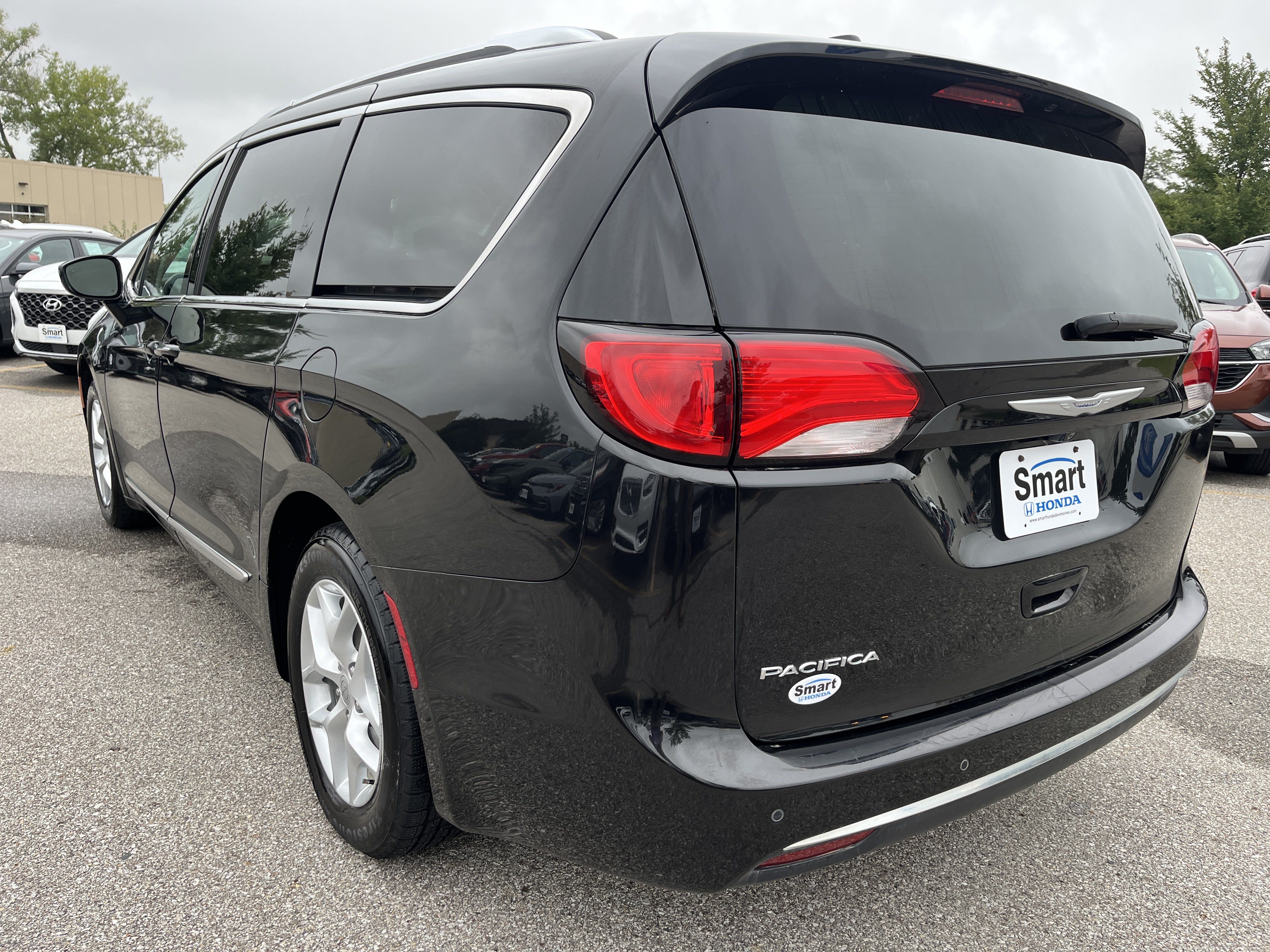 Used 2017 Chrysler Pacifica Touring-L Plus w/ Tire & Wheel Group FWD image 6