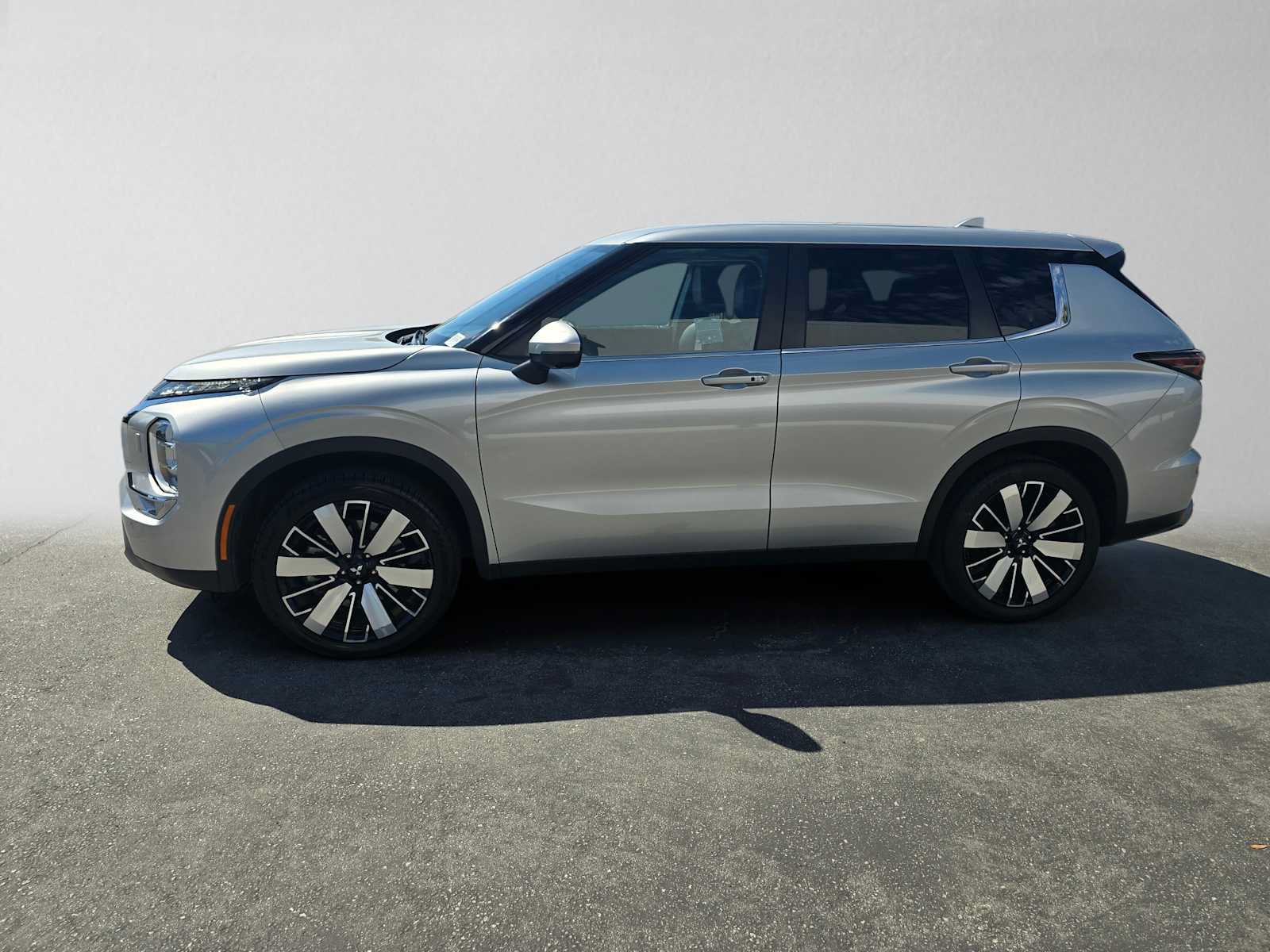 Used 2025 Mitsubishi Outlander SE AWD/4WD image 6