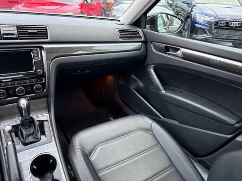 Used 2018 Volkswagen Passat 2.0T SE image 36