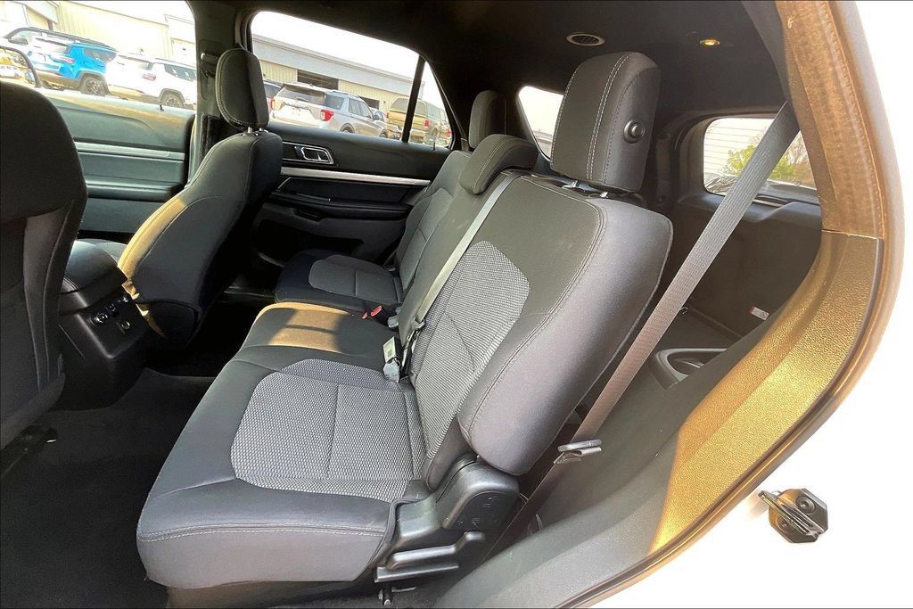 Used 2018 Ford Explorer XLT w/ Equipment Group 201A FWD image 24