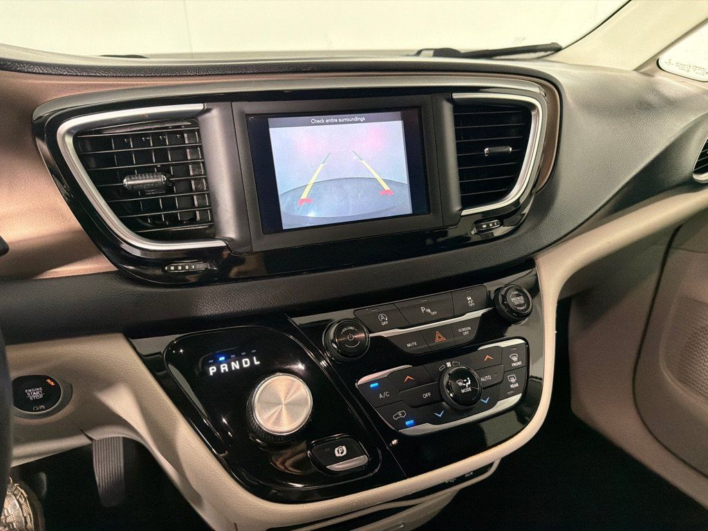 Used 2019 Chrysler Pacifica Touring-L FWD image 15