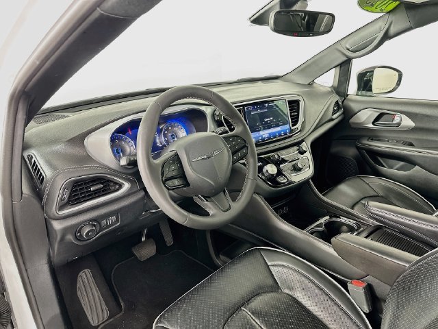 Used 2025 Chrysler Pacifica Limited FWD image 22