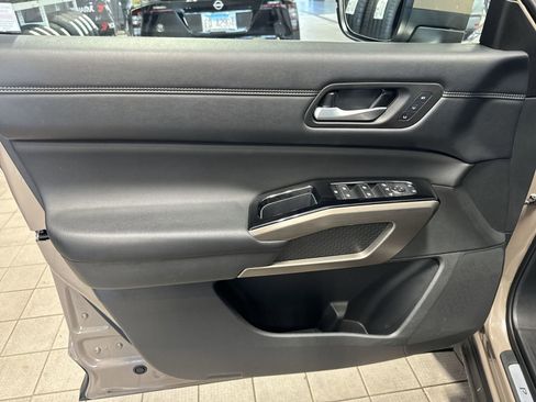 Certified 2024 Nissan Pathfinder Platinum AWD/4WD image 29