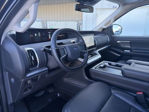 Certified 2025 Ford Expedition Platinum image 26