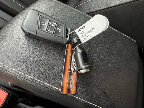 Used 2022 Volkswagen Tiguan SE R-Line AWD/4WD image 3