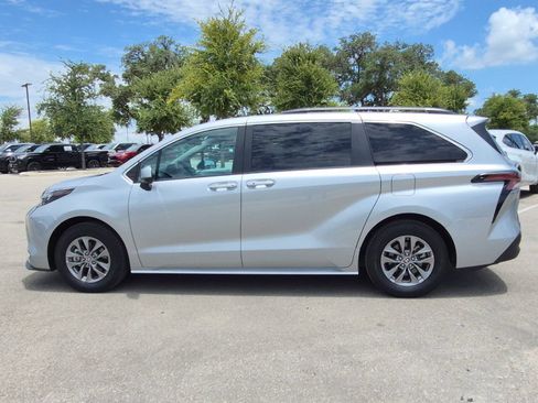 Used 2025 Toyota Sienna XLE FWD image 2