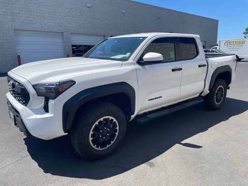 Certified 2024 Toyota Tacoma TRD Off-Road AWD/4WD image 4