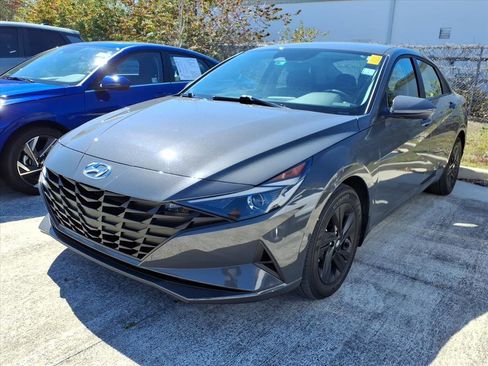 Used 2023 Hyundai Elantra SEL w/ Preferred Accessory Package image 3