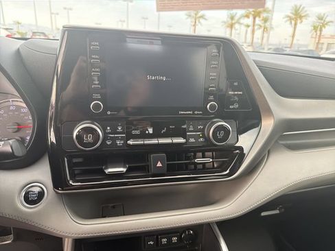Used 2021 Toyota Highlander LE FWD image 19