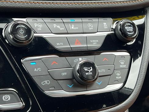 Used 2022 Chrysler Pacifica Pinnacle AWD/4WD image 36