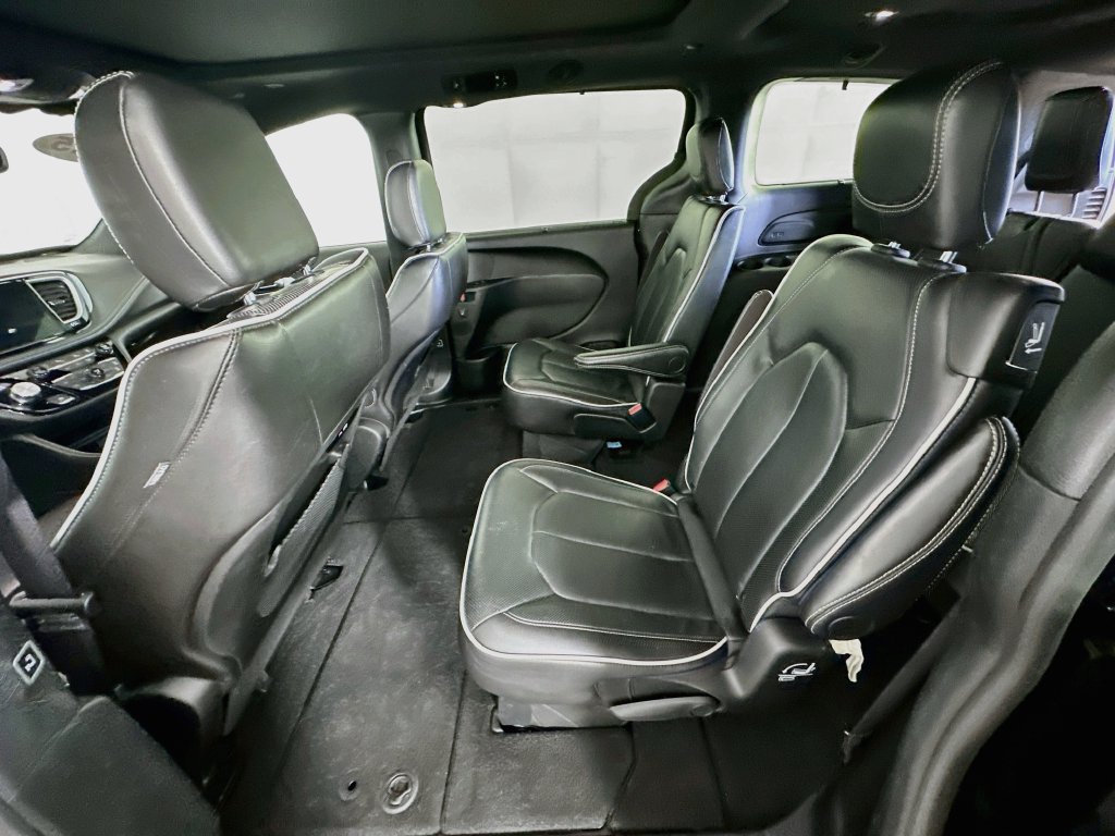 Certified 2025 Chrysler Pacifica Limited FWD image 35