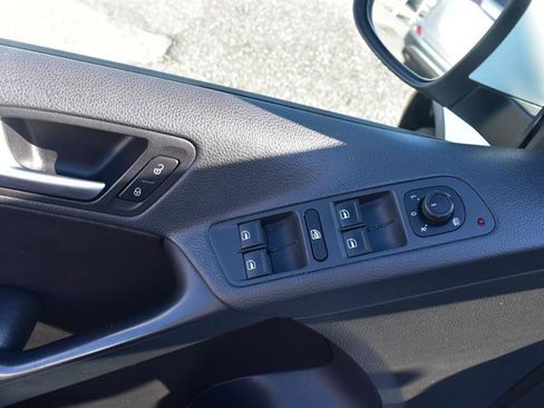 Used 2016 Volkswagen Tiguan S image 11