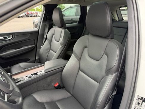 Used 2021 Volvo XC60 T5 Momentum w/ Protection Package Premier AWD/4WD image 9