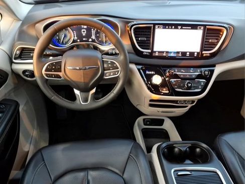 Used 2023 Chrysler Pacifica Touring-L FWD image 9
