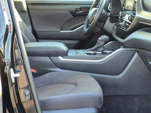 Used 2024 Toyota Highlander LE image 19