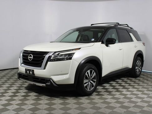 Used 2023 Nissan Pathfinder SL image 3