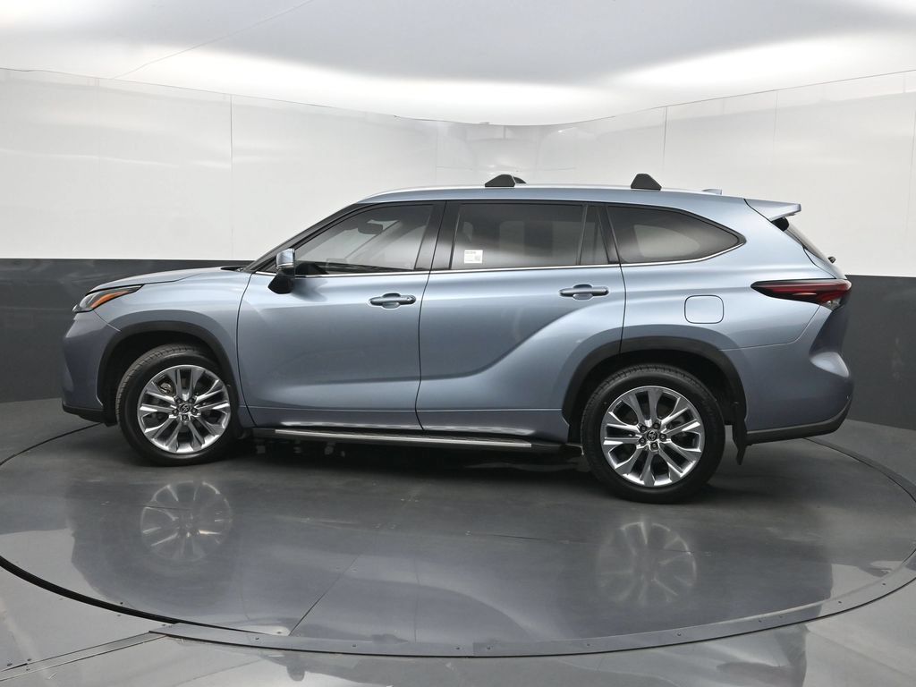Used 2024 Toyota Highlander Limited FWD image 45